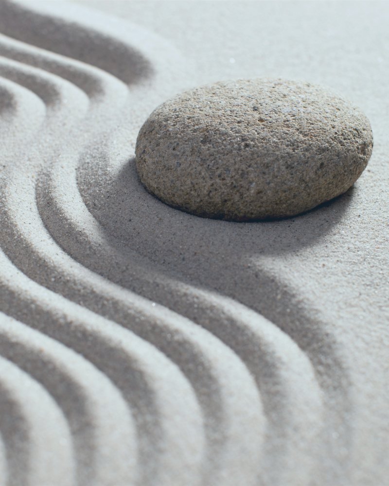 Dettaglio: pietra su sabbia, equilibrio e quiete